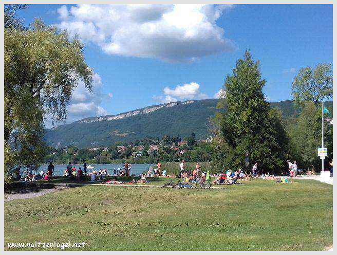 Vue panoramique du Lac du Bourget entouré de montagnes majestueuses