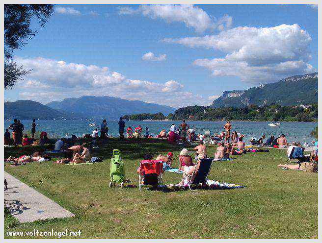 Vue panoramique du Lac du Bourget entouré de montagnes majestueuses
