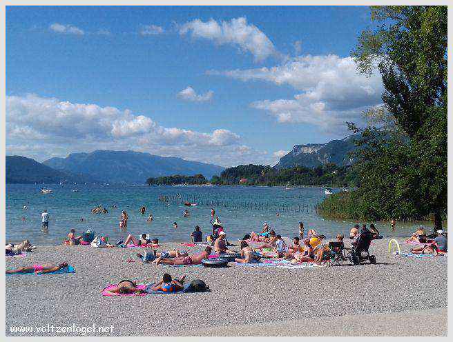 Vue panoramique du Lac du Bourget entouré de montagnes majestueuses