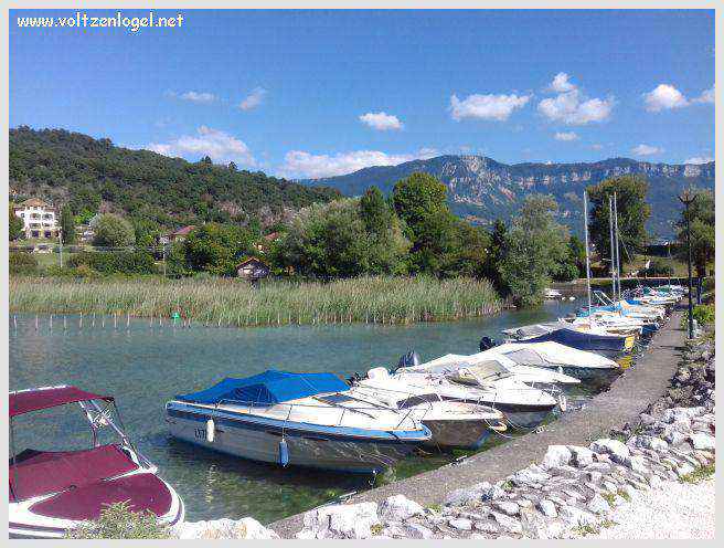 Vue panoramique du Lac du Bourget entouré de montagnes majestueuses