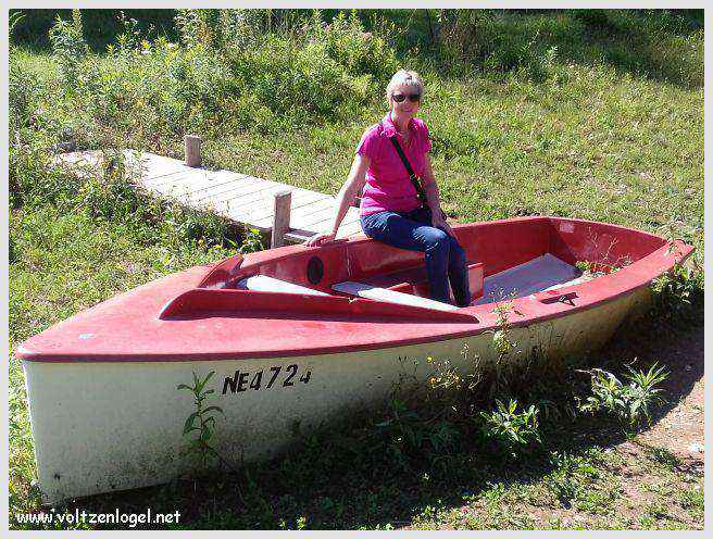 Vue panoramique du Lac du Bourget entouré de montagnes majestueuses