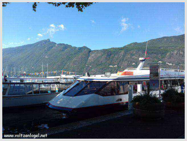 Vue panoramique du Lac du Bourget entouré de montagnes majestueuses