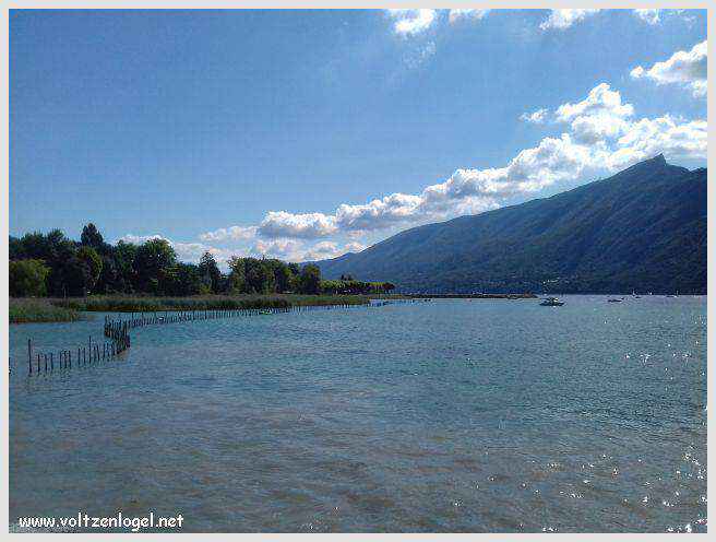Vue panoramique du Lac du Bourget entouré de montagnes majestueuses