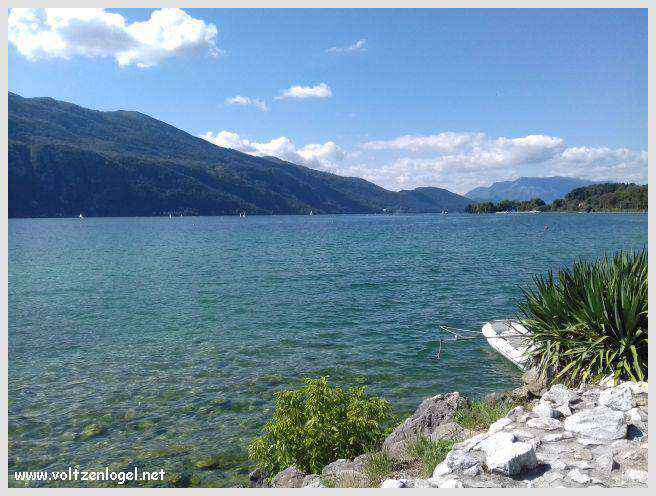 Vue panoramique du Lac du Bourget entouré de montagnes majestueuses