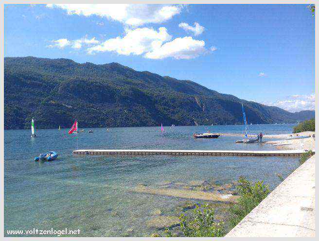 Vue panoramique du Lac du Bourget entouré de montagnes majestueuses