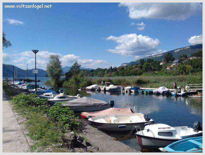 Vue panoramique du Lac du Bourget entouré de montagnes majestueuses