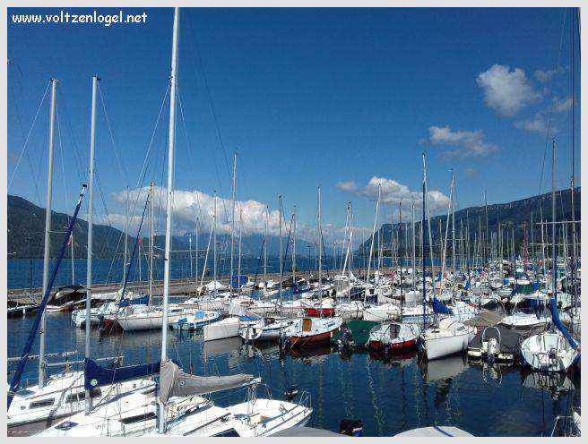 Vue panoramique du Lac du Bourget entouré de montagnes majestueuses