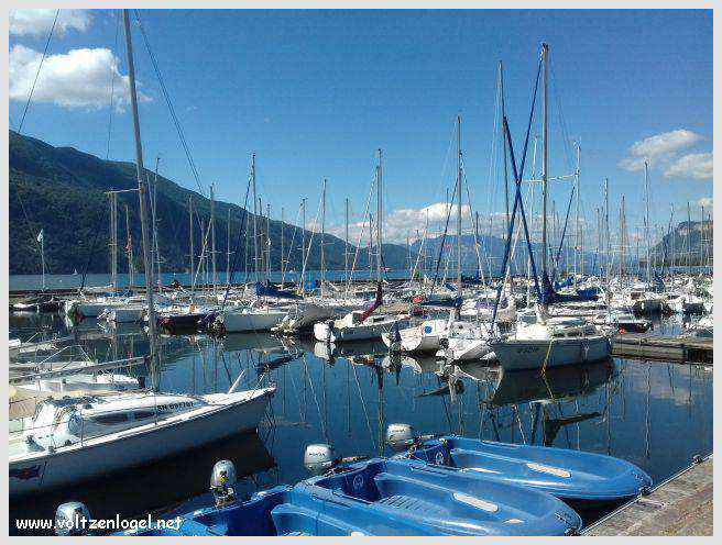 Vue panoramique du Lac du Bourget entouré de montagnes majestueuses