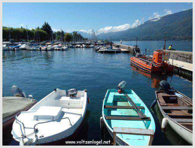 Vue panoramique du Lac du Bourget entouré de montagnes majestueuses