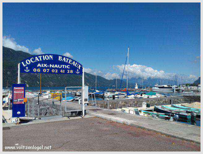 Vue panoramique du Lac du Bourget entouré de montagnes majestueuses