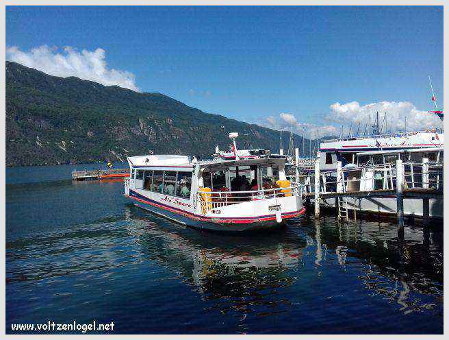 Vue panoramique du Lac du Bourget entouré de montagnes majestueuses