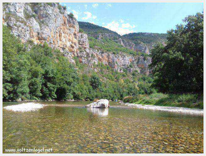 Exploration en barque des Gorges du Tarn à La Malène
