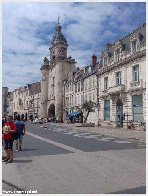 Vue panoramique des Tours de La Rochelle surplombant le Vieux Port historique.