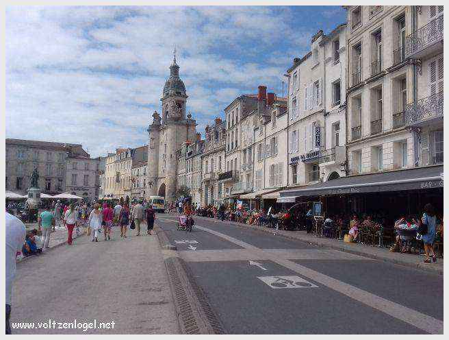 Vue panoramique des Tours de La Rochelle surplombant le Vieux Port historique.