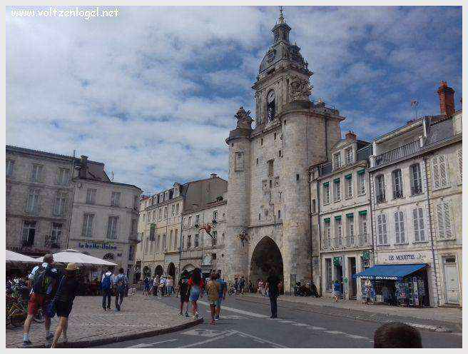 Vue panoramique des Tours de La Rochelle surplombant le Vieux Port historique.