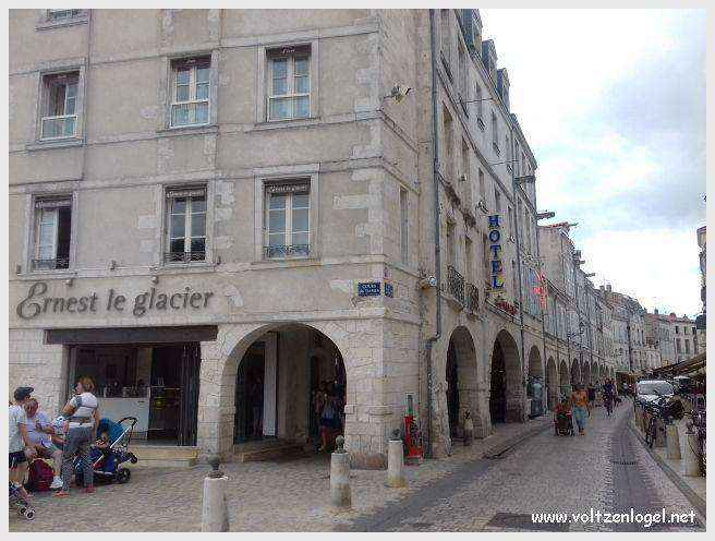 Vue panoramique des Tours de La Rochelle surplombant le Vieux Port historique.