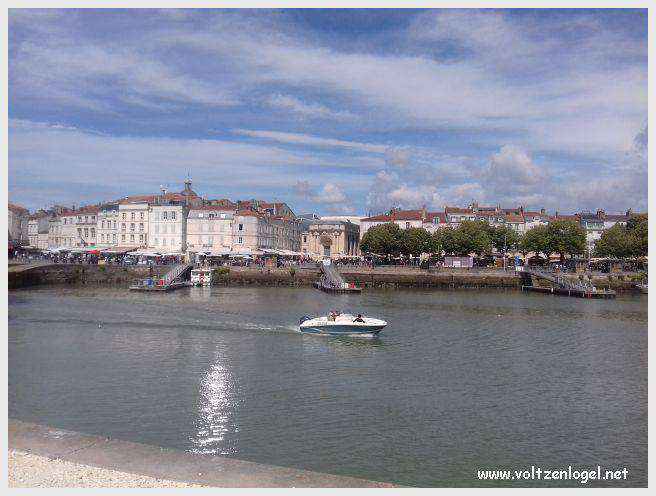 Vue panoramique des Tours de La Rochelle surplombant le Vieux Port historique.