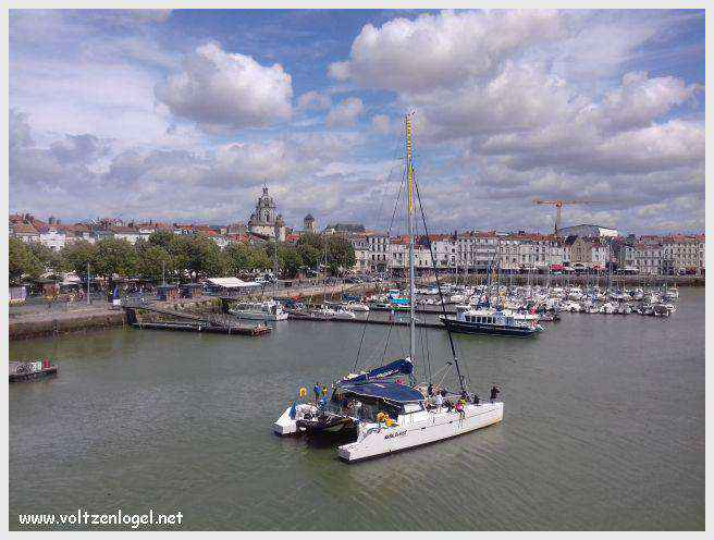 Vue panoramique des Tours de La Rochelle surplombant le Vieux Port historique.