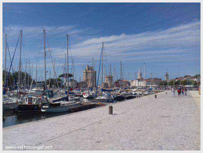 Vue panoramique des Tours de La Rochelle surplombant le Vieux Port historique.