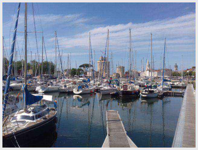 Vue panoramique des Tours de La Rochelle surplombant le Vieux Port historique.