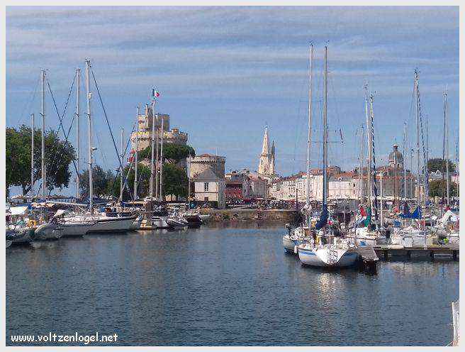 Vue panoramique des Tours de La Rochelle surplombant le Vieux Port historique.