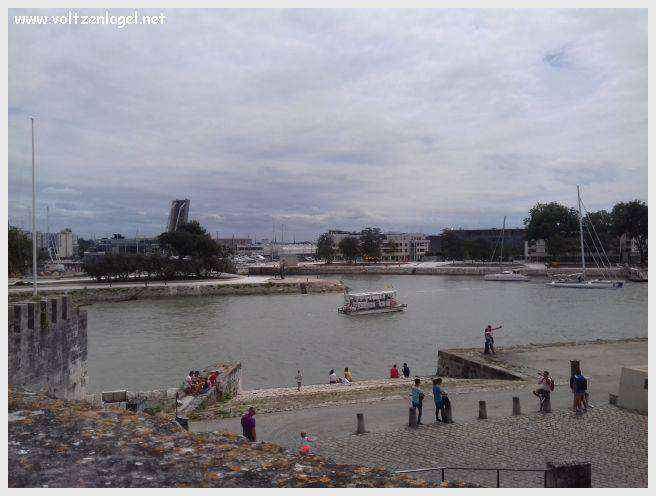 Vue panoramique des Tours de La Rochelle surplombant le Vieux Port historique.