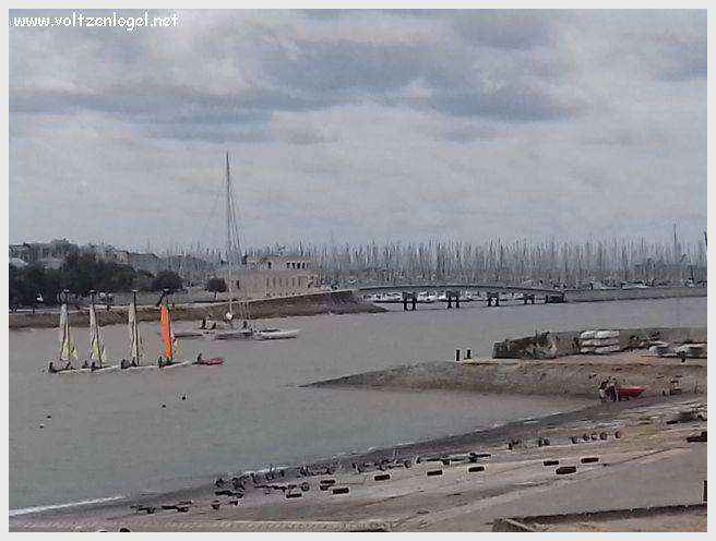 Vue panoramique des Tours de La Rochelle surplombant le Vieux Port historique.