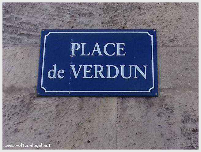 Vue panoramique des Tours de La Rochelle surplombant le Vieux Port historique.