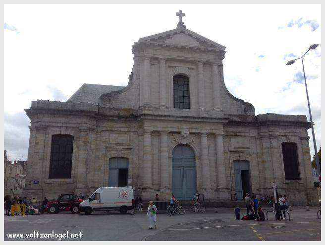 Vue panoramique des Tours de La Rochelle surplombant le Vieux Port historique.
