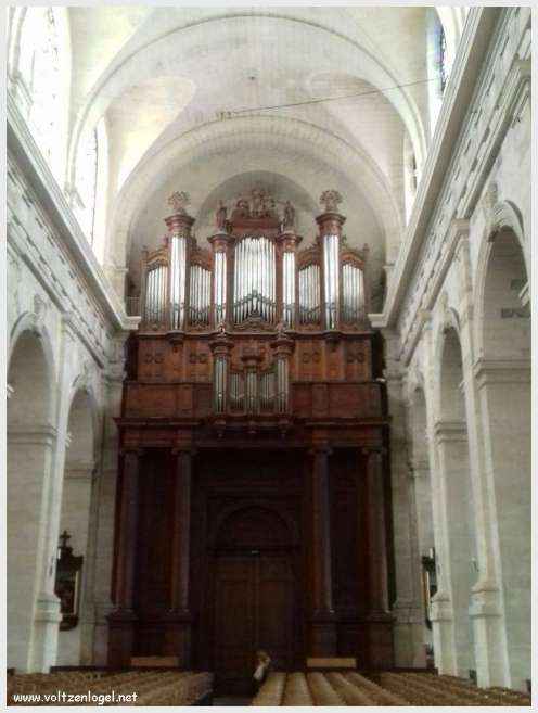 Vue panoramique des Tours de La Rochelle surplombant le Vieux Port historique.