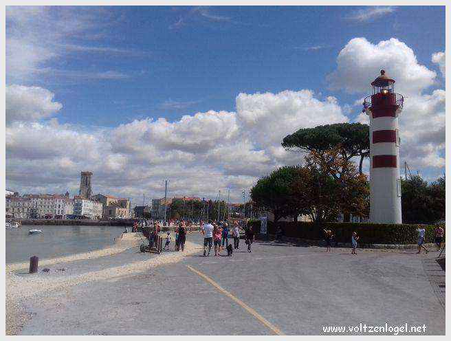 Vue panoramique des Tours de La Rochelle surplombant le Vieux Port historique.
