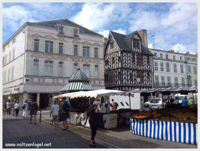 Vue panoramique des Tours de La Rochelle surplombant le Vieux Port historique.