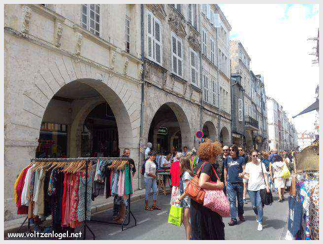 Vue panoramique des Tours de La Rochelle surplombant le Vieux Port historique.