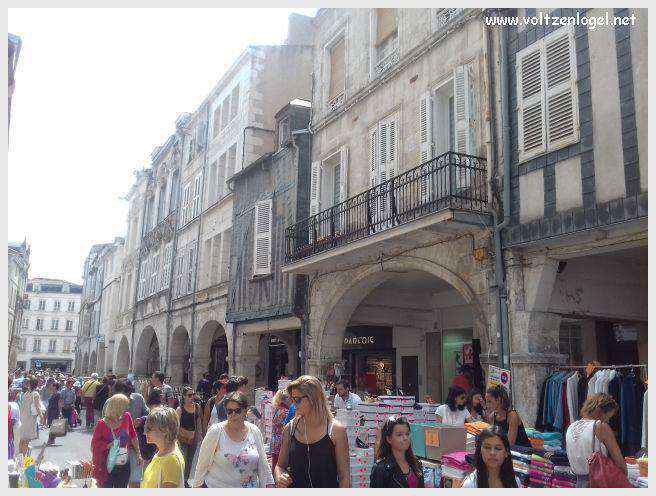 Vue panoramique des Tours de La Rochelle surplombant le Vieux Port historique.