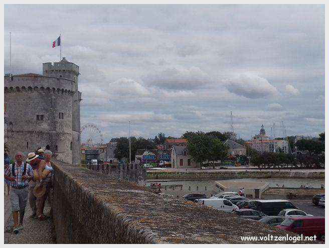Vue panoramique des Tours de La Rochelle surplombant le Vieux Port historique.