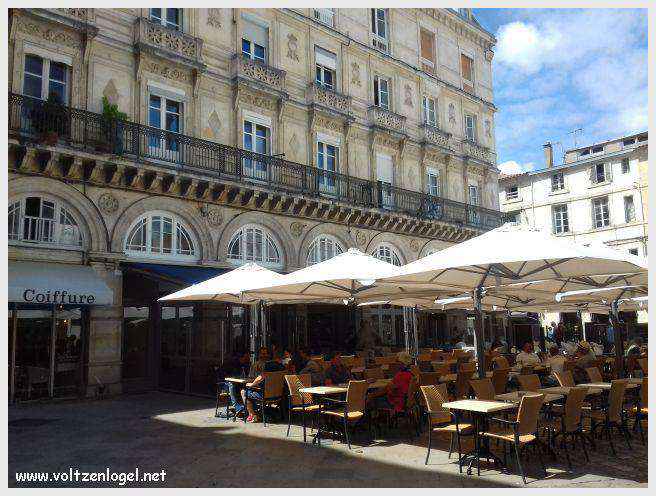 Vue panoramique des Tours de La Rochelle surplombant le Vieux Port historique.