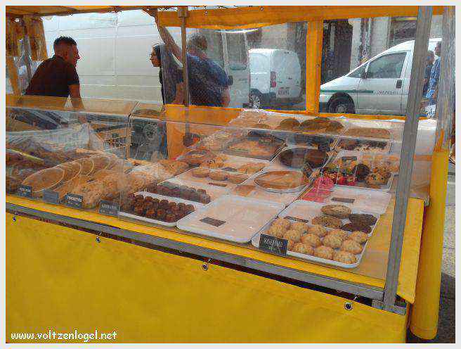 Vue panoramique des Tours de La Rochelle surplombant le Vieux Port historique.