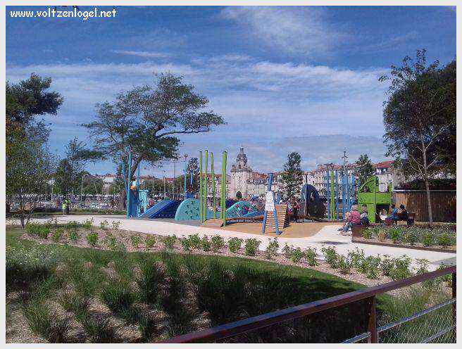 Vue panoramique des Tours de La Rochelle surplombant le Vieux Port historique.