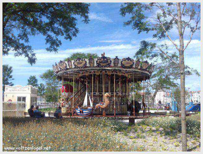 Vue panoramique des Tours de La Rochelle surplombant le Vieux Port historique.