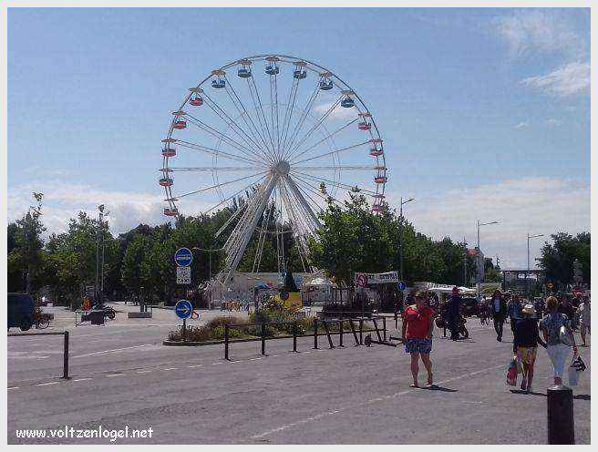 Vue panoramique des Tours de La Rochelle surplombant le Vieux Port historique.