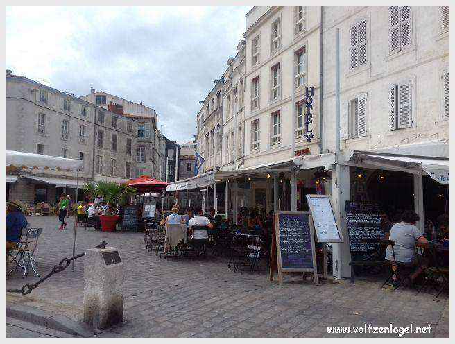 Vue panoramique des Tours de La Rochelle surplombant le Vieux Port historique.