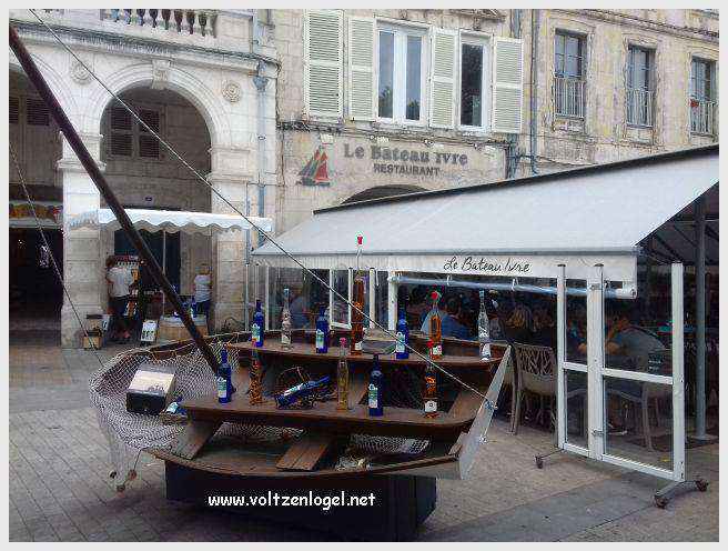Vue panoramique des Tours de La Rochelle surplombant le Vieux Port historique.
