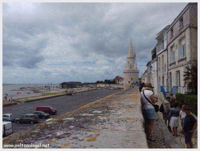 Vue panoramique des Tours de La Rochelle surplombant le Vieux Port historique.