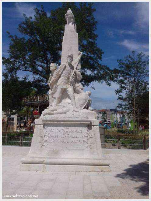 Vue panoramique des Tours de La Rochelle surplombant le Vieux Port historique.