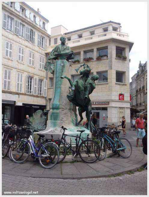 Vue panoramique des Tours de La Rochelle surplombant le Vieux Port historique.