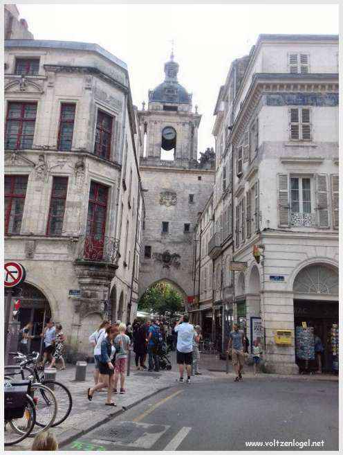 Vue panoramique des Tours de La Rochelle surplombant le Vieux Port historique.