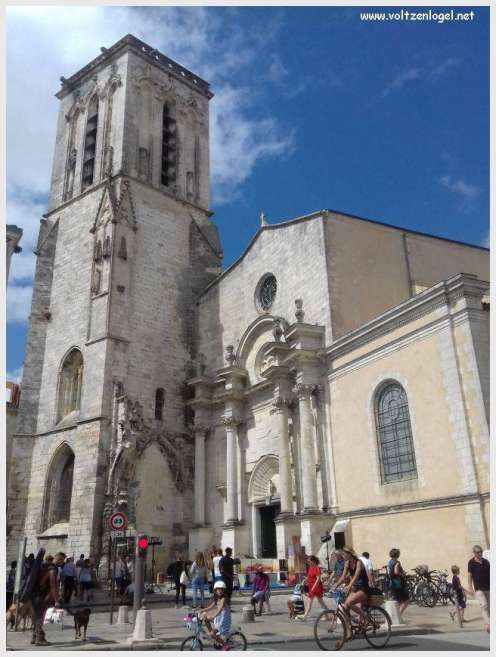 Vue panoramique des Tours de La Rochelle surplombant le Vieux Port historique.