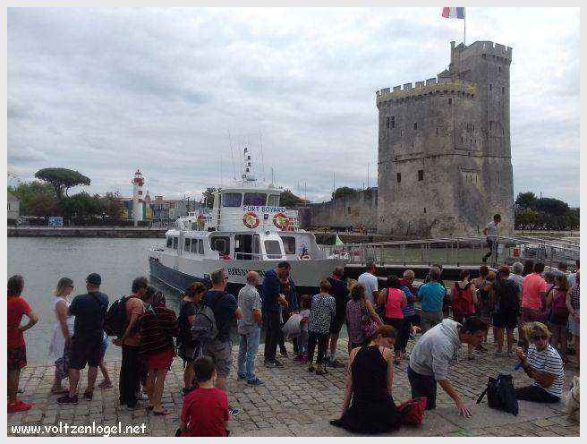 Vue panoramique des Tours de La Rochelle surplombant le Vieux Port historique.