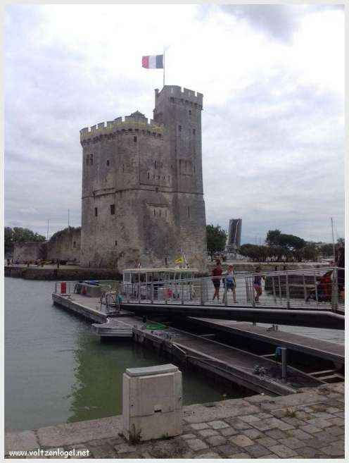Vue panoramique des Tours de La Rochelle surplombant le Vieux Port historique.