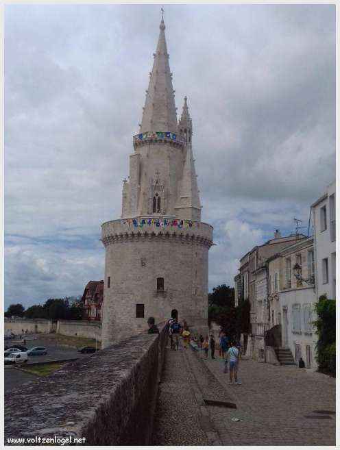 Vue panoramique des Tours de La Rochelle surplombant le Vieux Port historique.